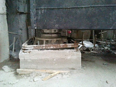 Swing doors bottom hinge